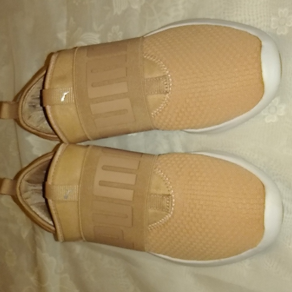 Women's Puma Dare Low Top Sneakers Beige Peach size 7 M . Pre-owned Mint !